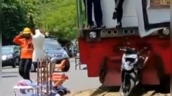 Viral Train Carriage In Malang Hits A Motorcycle Parked In The Middle Of A Railroad