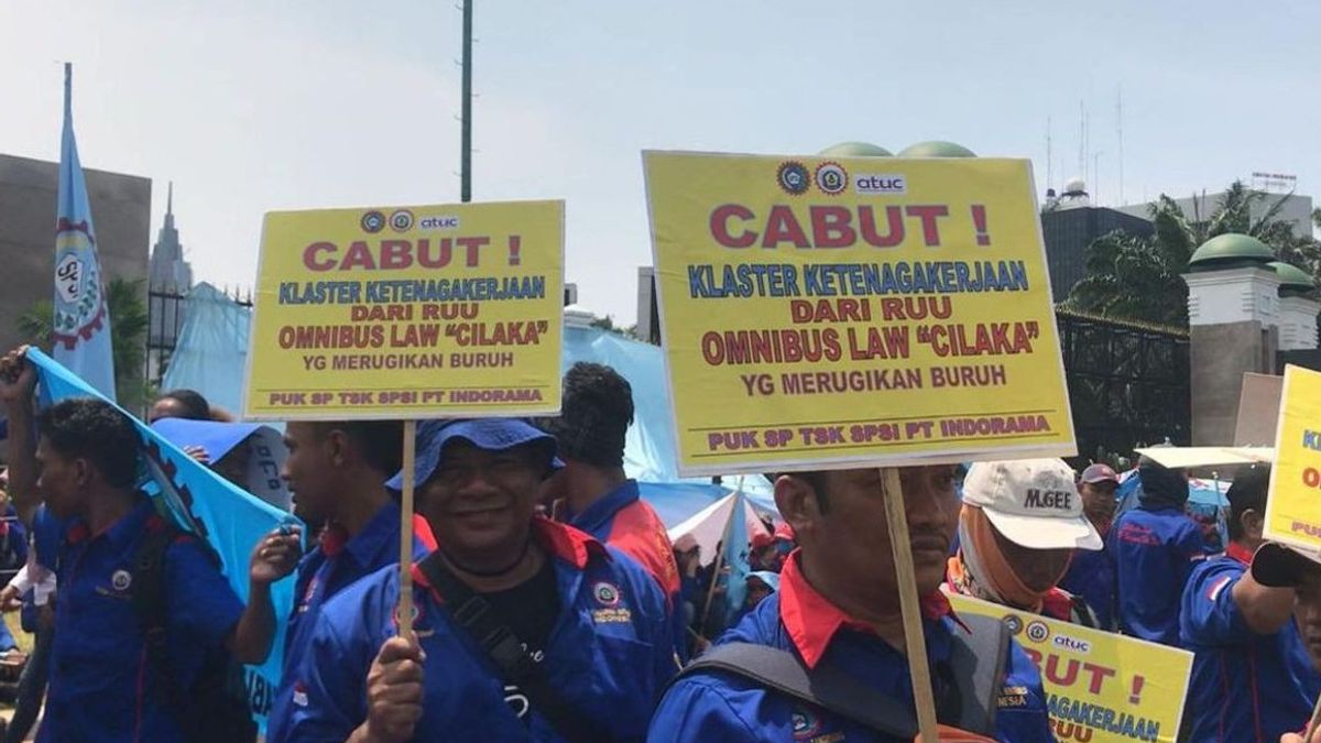  Aksi Waria Bergaun Biru, Bawa Gelak Tawa di Tengah Tegangnya Demo UU Cipta Kerja