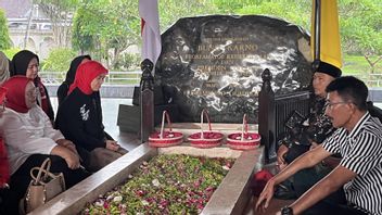 Pilgrimage To Bung Karno's Grave In Blitar, Atikoh Welcomed By Rain
