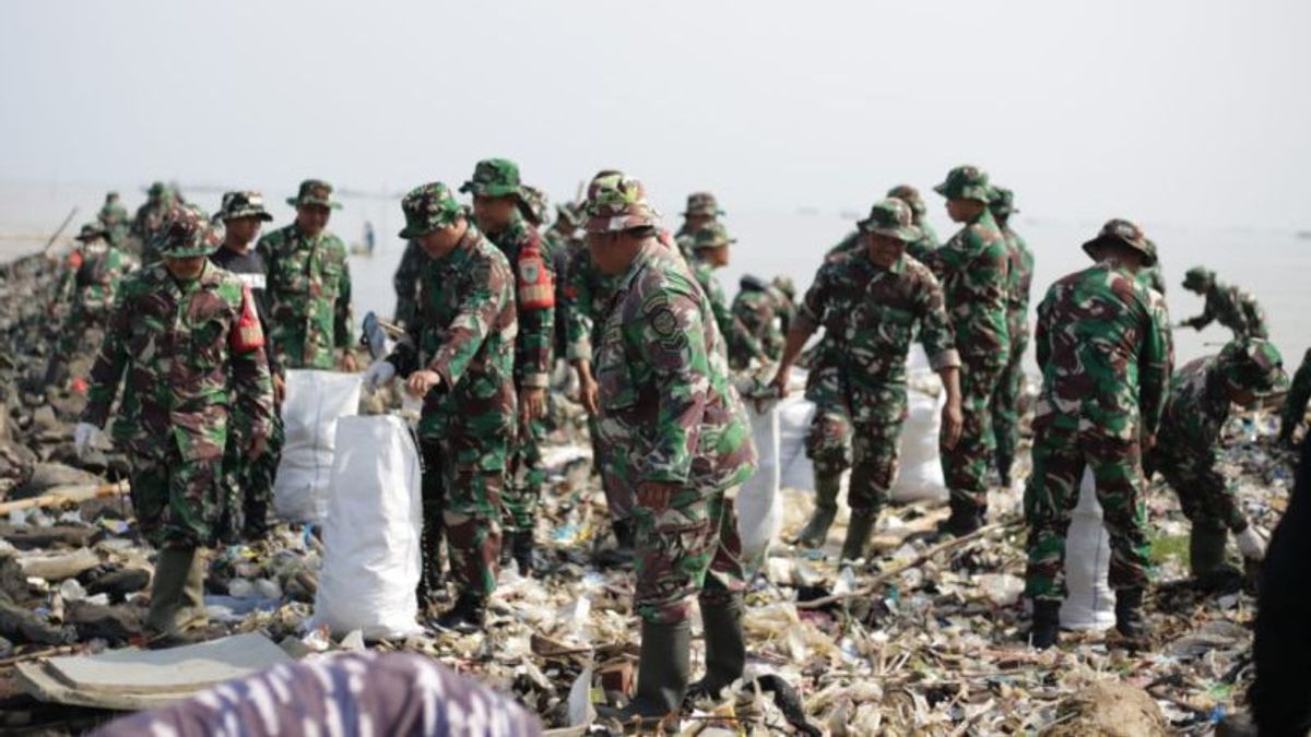 Pemkab Cirebon Libatkan TNI Tangani Tumpukan Sampah Pantai Gebang