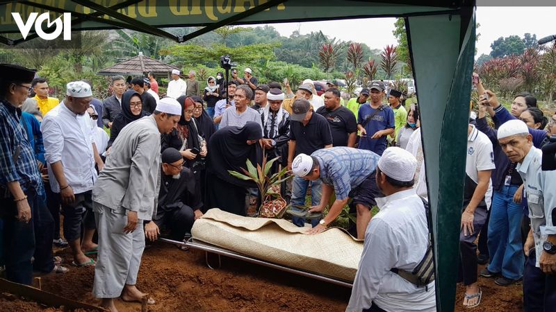 Nani Wijaya's Funeral Accompanied By Family Cry