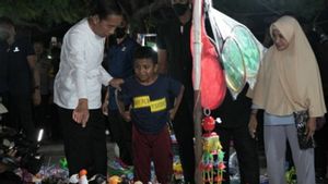 Kunjungi Pantai Kamali Baubau, Jokowi Traktir Anak-anak Beli Mainan 