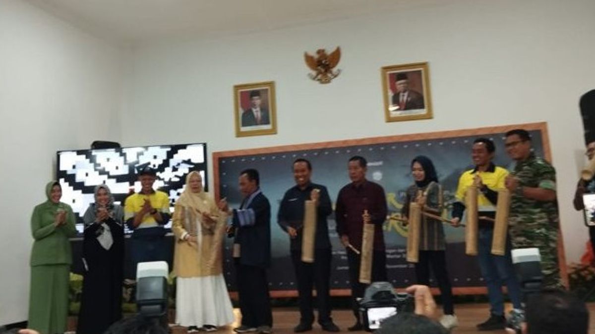 West Sumbawa Regent Asks ASN To Use And Introduce Local Weaving