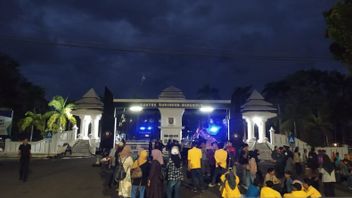 Polisi Larang Massa Pendemo Izin Tambang Pasir Besi Tidur Bermalam di Depan Kantor Gubernur Bengkulu