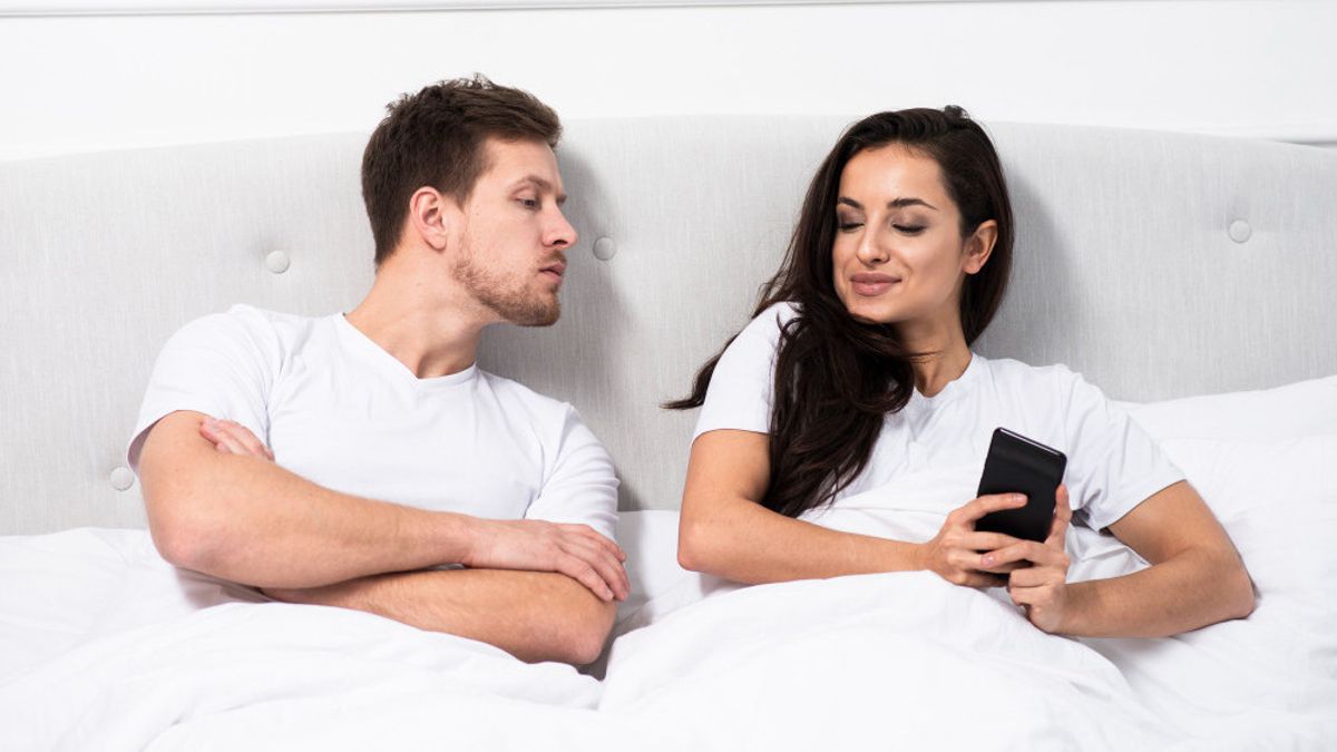 Get To Know Micro-Cheating Signs On Your Partner, Don't Be Affixed