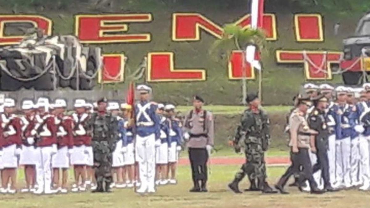 TNI司令官とTNIアカデミーとバヤンカラの兵士の国家警察長官