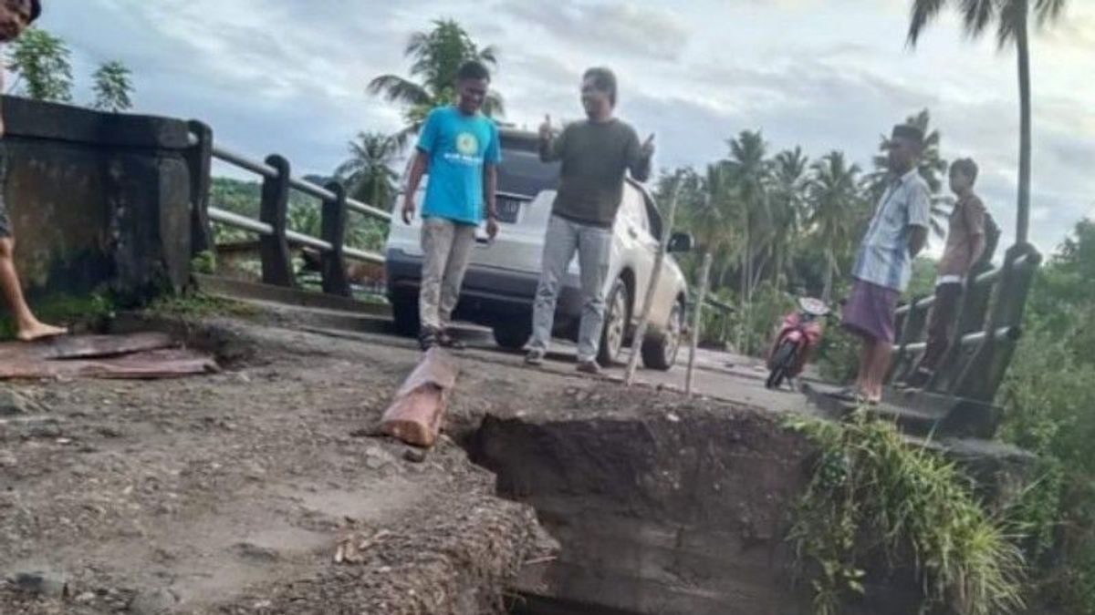 Diterjang Arus Sungai Banjir, Jembatan Jalur Alternatif Mamuju di Tapalang Rusak