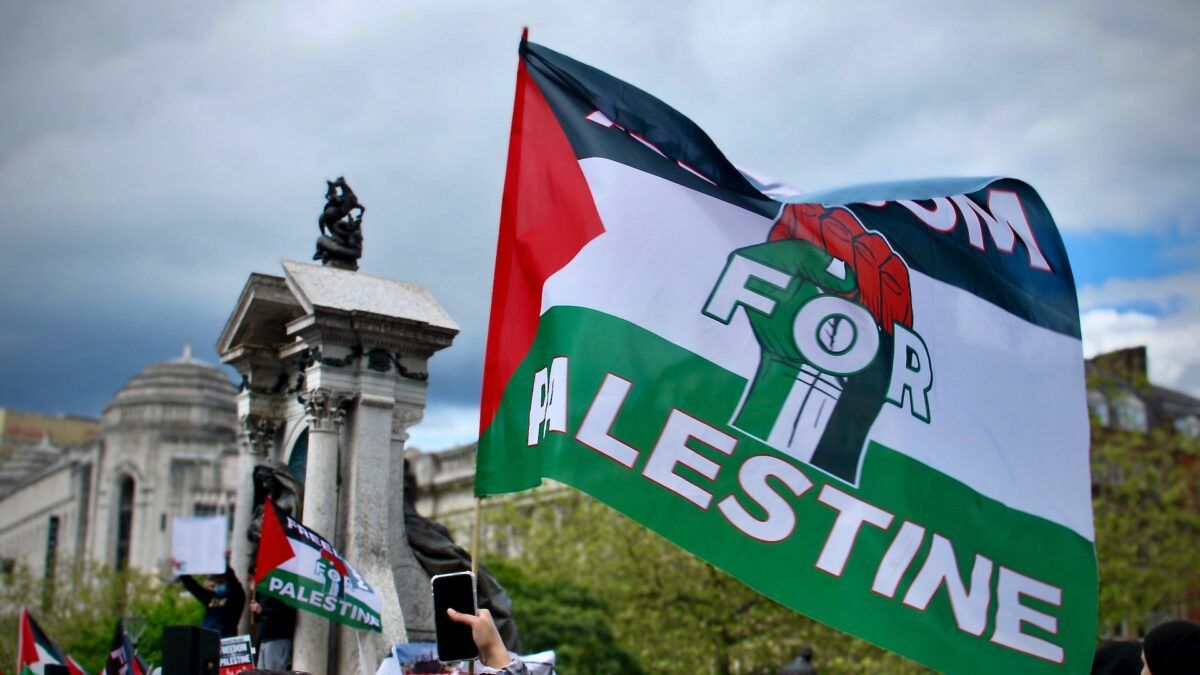 متظاهرون مؤيدون للفلسطين في جامعة كولومبيا الأمريكية يرفعون لافتات إنتيفادا