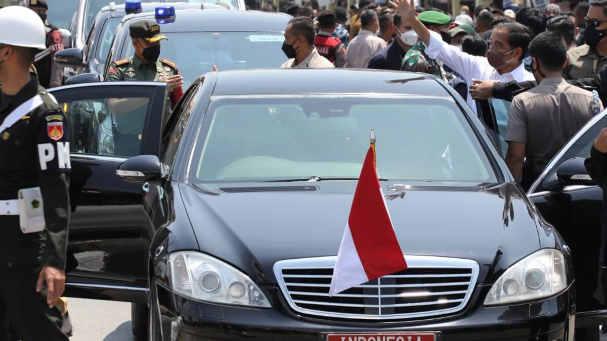 جولة حول Brebes ، Ganjar Pranowo مع Jokowi في السيارة الرئاسية الإندونيسية RI 1