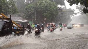 Bagi Pengendara Motor Siapkan Jas Hujan, Siang Ini Jakarta Diprediksi Hujan