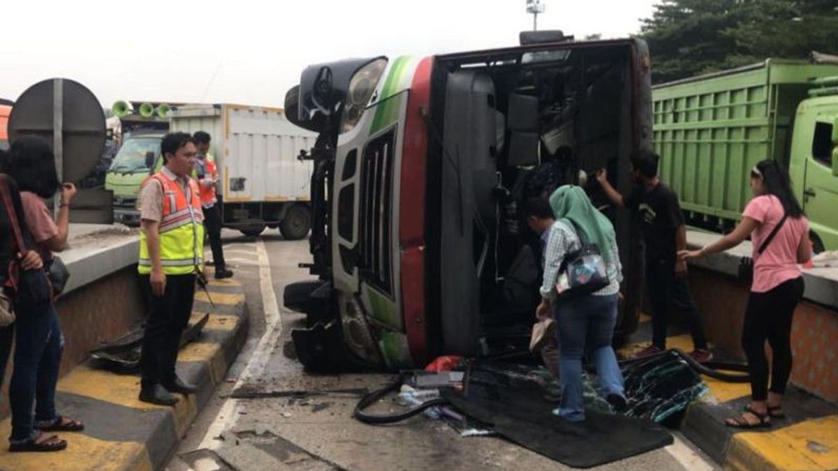Lima Orang Terluka karena Kecelakaan Bus Karyawan di Cikupa