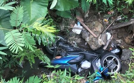 Geger, Warga Sukabumi Temukan Mayat Perempuan Tertindih Motor di Parit