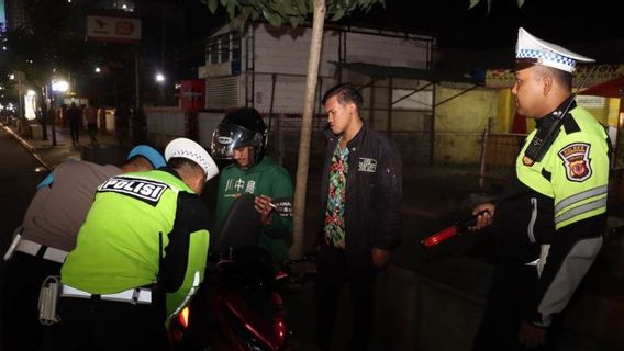 Step On The Gas To Avoid Raids, Motorcyclists Bring Sickles Stumbled Falling Finally Taken To The Sukabumi Police Headquarters