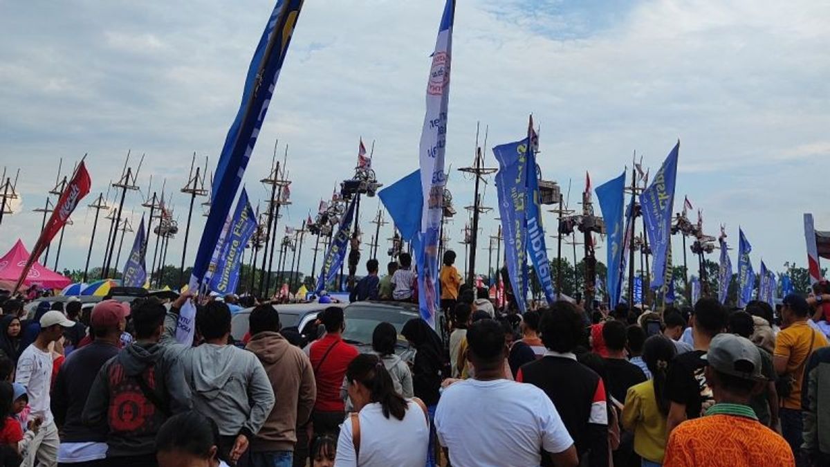 RI's 79th Hut, Climbing 79 Pinang Trees In Palembang Surrounded By Thousands Of Spectators