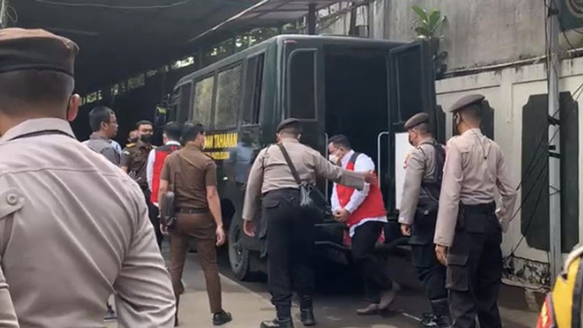 File An Exception, Brigadier RR And Kuat Maruf Arrive At South Jakarta District Court