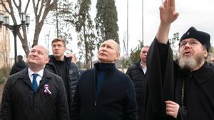 Vladimir Putin Kunjungi Kota Ukraina yang Diduduki Rusia, Penasihat Presiden Zelensky: Penjahat Selalu Kembali