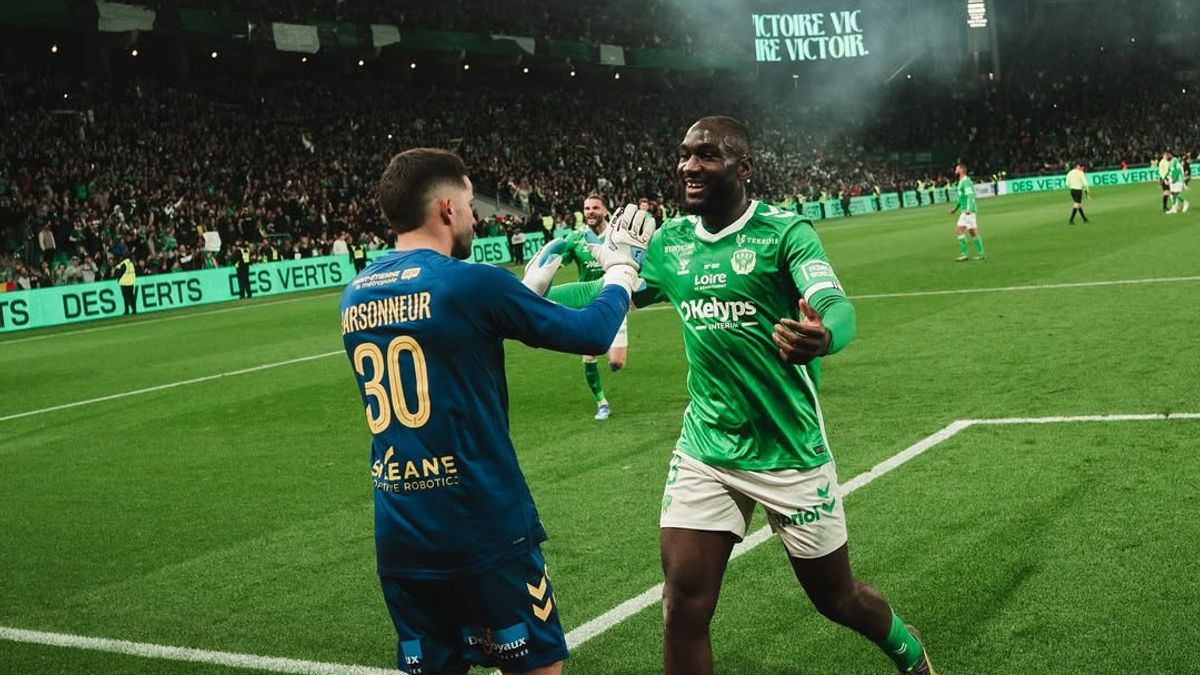 ألقي القبض على رجل بتهمة إلقاء الحكم بالعملة في الدوري 1