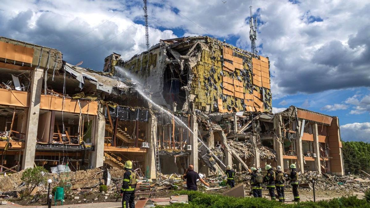 ウクライナの再建を支援し、ロシア爆弾に襲われたキエフの建物に6トンのガラスを寄付