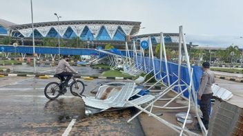 雨と強風に見舞われ、スパディオ国際空港の歩行者天蓋が損傷