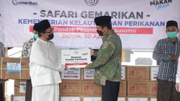 To Help Fulfill Nutritional Adequacy, Minister Trenggono Distributes 10 Tons Of Frozen Fish To Islamic Boarding Schools