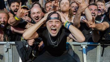 Lars Ulrich Metallica's Story Often Pays Fines For Stealing Alas In Concert Areas