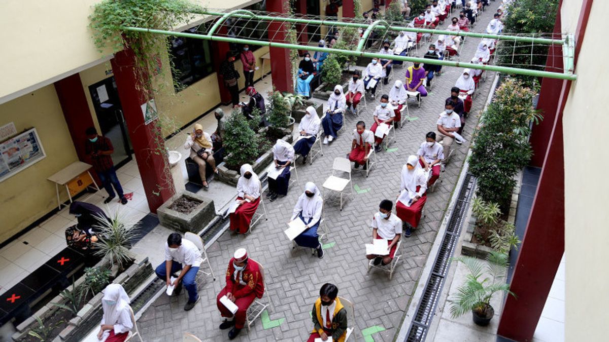 Junior High School Student Vaccination Program Held Simultaneously In 28 Surabaya Schools
