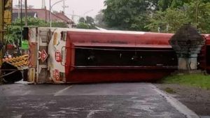 Truk Tangki BBM Terguling di Blitar, Sopirnya Ditangkap karena Narkoba