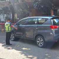 Pengelola Pasang Spanduk Larangan Pungutan Parkir Liar di Blok M