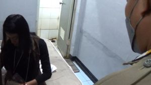 4 Pasangan Kumpul Kebo Panik saat Kamarnya Digerebek Satpol PP di Hotel Rio Jatinegara