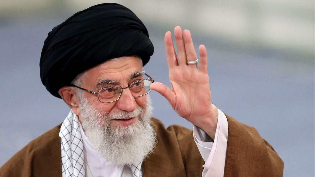 المرشد الأعلى الإيراني آية الله علي خامنئي يتهم الرئيس بايدن وترامب بالإضرار بسمعة الولايات المتحدة