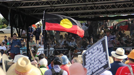 أستراليا تشتري 200 مليار حقوق الطبع والنشر علم السكان الأصليين، يزيل الترخيص الذي يسبب الجدل