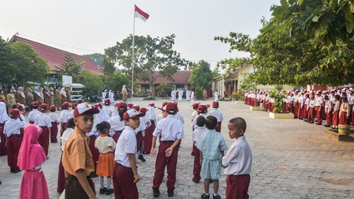 Demi Tangkal Radicalism, West Java Police Will Be The Trustees Of The Flag Ceremony At Schools