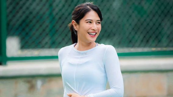 5 Portraits d’expression de Dian Sastro jouant au tennis, le sourire de Candid rend les internautes moins chers