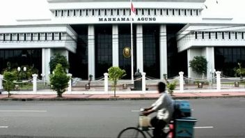 最高裁判所は、裁判官の倫理違反の疑いの報告に関するトム・レンボンの裁判の映像を研究する