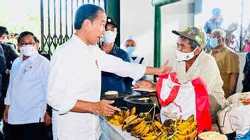 Happy Street Vendors In The People's Market Of South Buton, Receiving Direct Capital Assistance From President Joko Widodo