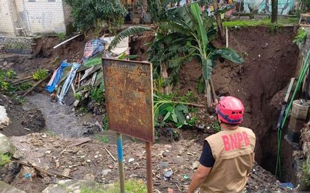 BPBD Bogor Evakuasi 31 Orang di Gang Makam yang Rumahnya Terancam Longsor