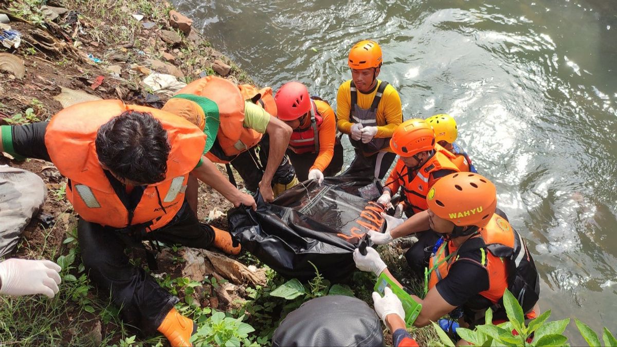 Two Hanyut Children In Mampang River, South Jakarta, Found Dead