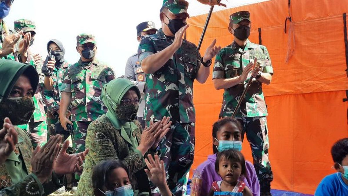 KSAD将军Dudung Abdurachman在妻子的陪同下审查了Semeru火山爆发受害者的疏散情况
