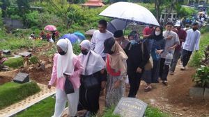 Cerita Petugas TPU Khusus COVID-19 di Bandung, Rela Menunda Salat Idulfitri Demi Makamkan Jenazah