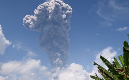 Gunung Ibu Erupsi Semburkan Abu Setinggi Lima Kilometer ke Arah Barat Daya