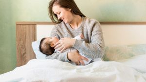 12 Cara Membiasakan Bayi Tidur Tanpa Digendong, Cocok untuk Orangtua Baru