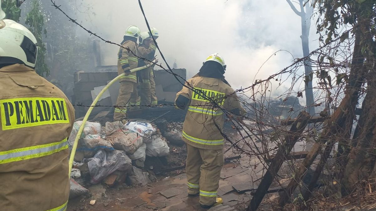 C’est difficile de surmonter l’incendie dans le village de Tabaci Kalideres, Selang Damkar beaucoup ont été brisés