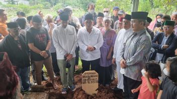 Sandiaga Uno Hadiri Pemakaman Mendiang Ridwan Saidi: Kami Manggilnya Babe