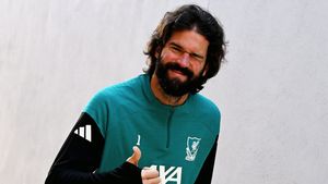 Liverpool Sesalkan Cedera Alisson dan Ekitike dalam Kekalahan di Liga Champions