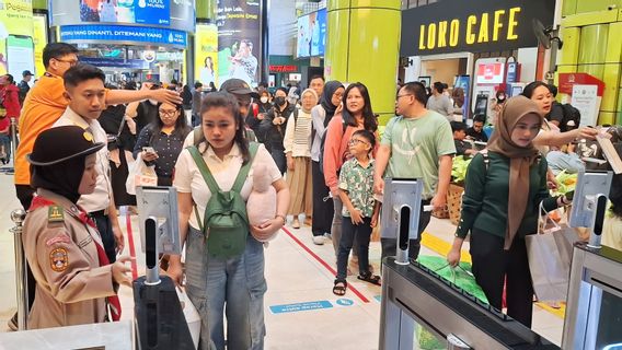 Stasiun Gambir Masih Dipadati Pemudik Pada H-1 Lebaran