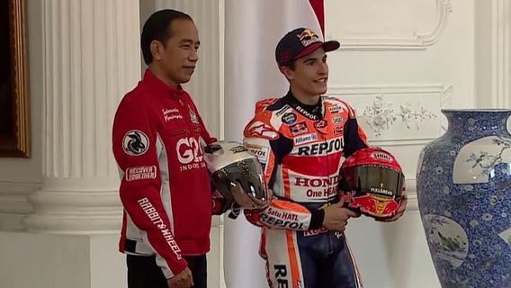 与MotoGP车手会面，佐科威与马克·马克斯（Marc Marques）合影给杰克·米勒（Jack Miller）