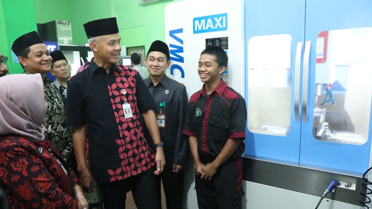 Ganjar Pranowo Terkesan dengan Mesin Roaster Karya SMK Ma'arif Mungkid