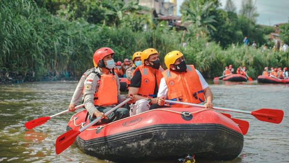 Bobby Nasution Avec Le Personnel Spécial D’Erick Thohir Marchez Sur La Rivière, Invite Les Soes à Collaborer Pour Construire Medan