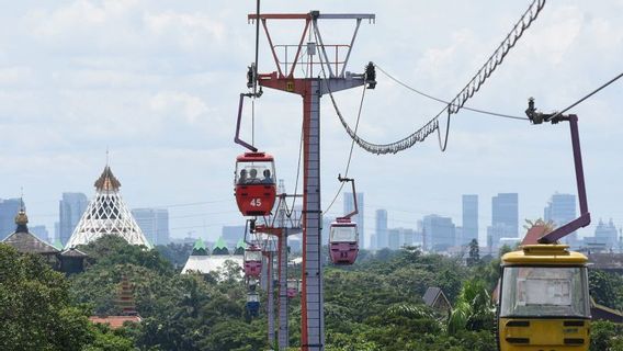 TMIIは、8月17日のインドネシア共和国記念日にアグスという名前の訪問者がハンギングトレインに乗ることを無料でします