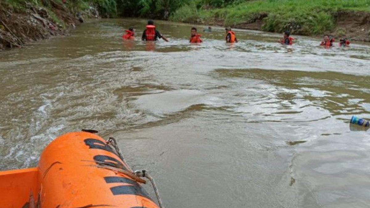 The Rescue Team Is Chasing With Time To Find Boy Who Waters In The Gelis Kudus River